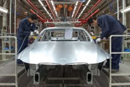 Trabajadores de la fábrica de BMW en la localidad china de Shenyang.