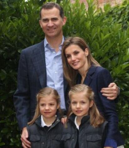 Posado oficial de los Príncipes de Asturias y sus hijas por su aniversario.
