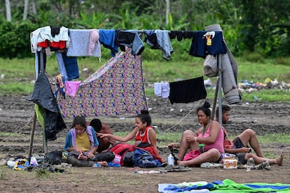 Migrantes venezolanos descansan en el pueblo de Canaán Membrillo, el primer control fronterizo de la provincia de Darién
