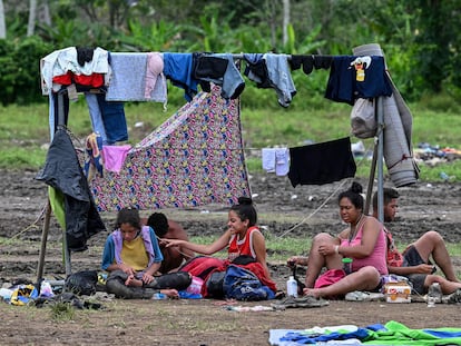 Migrantes venezolanos descansan en el pueblo de Canaán Membrillo, el primer control fronterizo de la provincia de Darién, en Panamá, el 12 de octubre de 2022