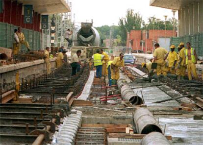 Unos operarios colocan las vías del AVE en la estación de Lleida.