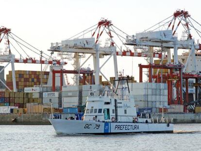 Un barco de prefectura controla uno de los ingresos al puerto de Buenos Aires.