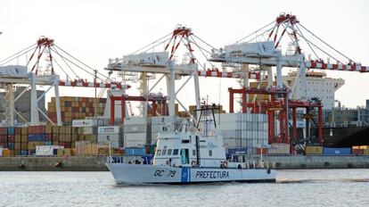 Un barco de prefectura controla uno de los ingresos al puerto de Buenos Aires.
