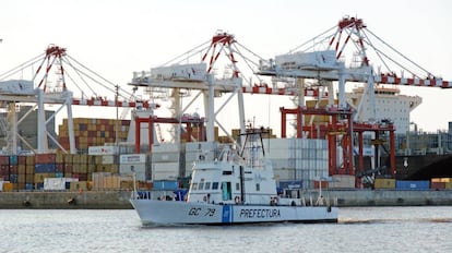 Un barco de prefectura controla uno de los ingresos al puerto de Buenos Aires.