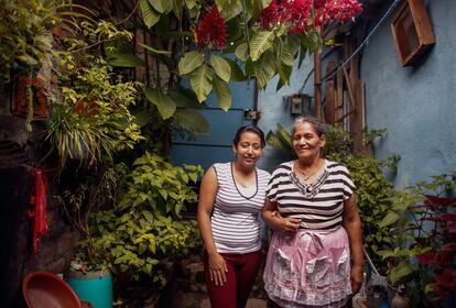 Iliana posa para la foto con su abuela en su casa en El Salvador. Iliana terminó su tratamiento de tuberculosis multirresistente de 17 meses en 2013. Ahora vive libre de TB y estudia marketing internacional.