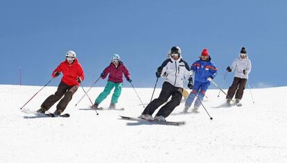Un grupo de esquiadores bajan la pista en Sierra Nevada (Granada).