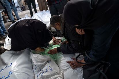 Miembros de la familia Abu Sinjar lloran a sus familiares muertos a causa de un ataque israelí, este viernes en el exterior de una morgue de Rafah.
