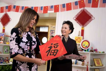 Melania Trump llegó a este miércoles a China, en una gira asiática de 12 días. En la imagen, la primera dama sujeta una caligrafía china, que significa fortuna.