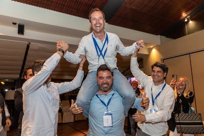 El candidato del Partido Popular a la Alcaldía de Toledo, Carlos Velázquez, celebra los resultados de este domingo en la capital castellano-manchega. 
