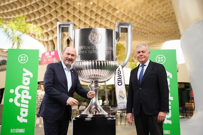 El alcalde de Sevilla, José Luis Sanz (derecha), y el presidente de la RFEF, Rafael Louzán (izquierda), durante un acto previo a la final de la Copa del Rey.