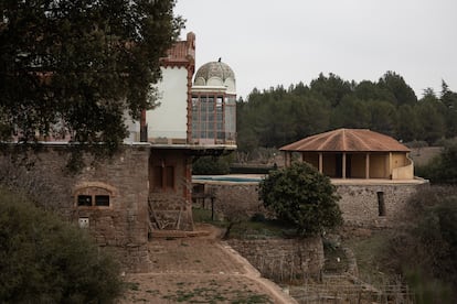 La pareja de cantantes Rosalia y Rauw Alejandro ha comprado por dos millones de euros Mas Morera, una finca modernista construida en Manresa en el año 1905 por el arquitecto Ignasi Oms i Ponsa.