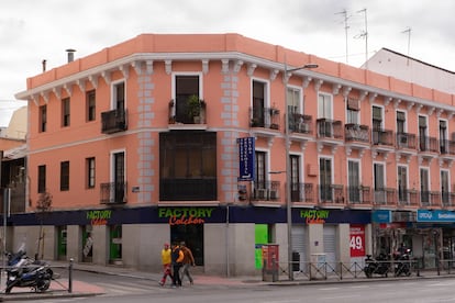 Tienda de Factory Colchón en la calle de Bravo Murillo, el primer local donde la empresa tuvo que repintar la fachada del color original del edificio por orden del Ayuntamiento.