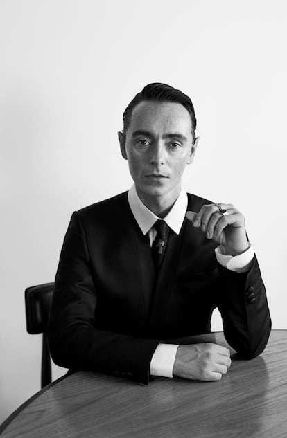 El actor David Dawson viste Emporio Armani.