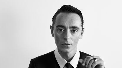 El actor David Dawson viste Emporio Armani.