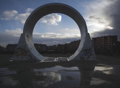 Uno de los aros de cemento que sirvieron para construir la parada de metro de La Peseta.