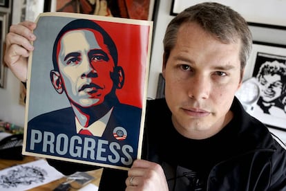Shepard Fairey, con uno de sus carteles a favor de Obama, en mayo de 2008. 