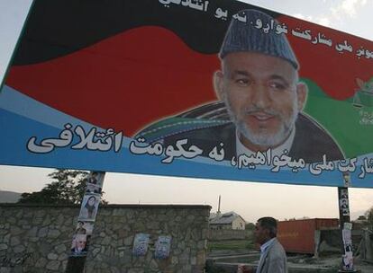 Cartel con la imagen del presidente afgano, Hamid Karzai, en Kabul