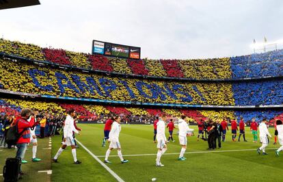 Los jugadores del Real Madrid y del Barcelona salen al campo. Al final el equipo madrileño no hizo el pasillo a los campeones de Copa y de Liga