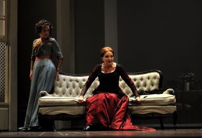 Nuria Espert y Jeannine Mestre, en una escena de &#039;La loba&#039;, de Lillian Hellman, dirigida por Gerardo Vera en el teatro Mar&iacute;a Guerrero de Madrid.