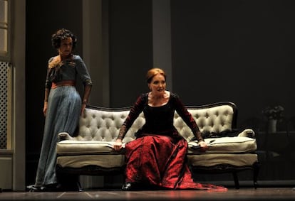 Nuria Espert y Jeannine Mestre, en una escena de 'La loba', de Lillian Hellman, dirigida por Gerardo Vera en el teatro María Guerrero de Madrid.
