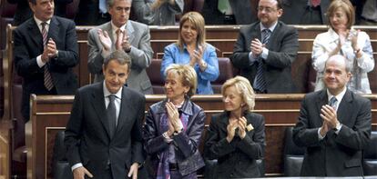 La bancada socialista aplaude a Zapatero tras su intervención inicial en el debate sobre el estado de la nación.