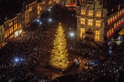 Encendido del árbol de Navidad en la plaza central de Gouda (Países Bajos), el 15 de diciembre.