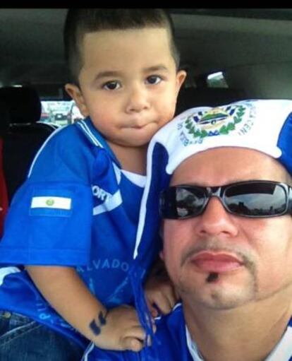 Jorge Escobar, de 46 años, con uno de sus hijos