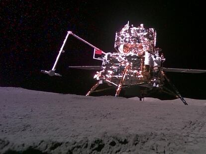 La sonda Chang'e 6, fotografiada el 3 de junio por el rover que transportaba a bordo.