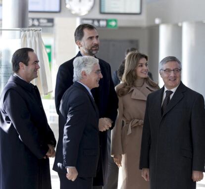 Los príncipes de Asturias, junto a José Bono, a la izquierda, José María Barreda, y José Blanco, a la derecha, en la estación Fernando Zóbel.