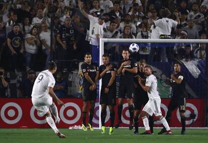 Ibrahimovic lanza un tiro libre en el empate de LA Galaxy contra LAFC el viernes en Carson, California.