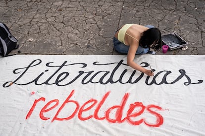 Una estudiante pinta una manta al inicio de la protesta. 