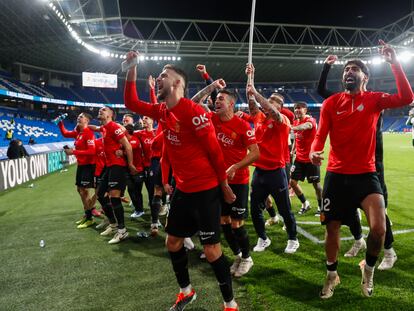 Los jugadores del Mallorca celebran la victoria, tras el partido de vuelta de las semifinales de la Copa del Rey frente a la Real Sociedad.