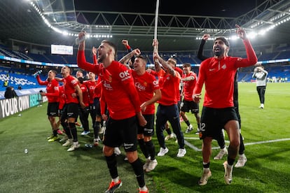 Los jugadores del Mallorca celebran la victoria, tras el partido de vuelta de las semifinales de la Copa del Rey frente a la Real Sociedad.