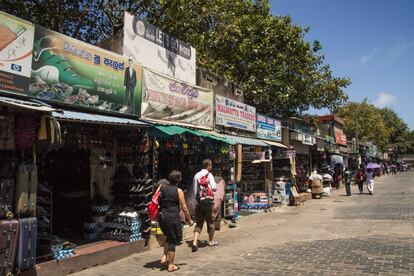 Pettah es uno de los barrios más vivos, coloridos y vibrantes de Colombo, la capital y ciudad más grande de Sri Lanka. Ningún viaje está completo si no nos llevamos con nosotros algo que nos recuerde siempre nuestra visita, y Pettah está pensando para eso. Este barrio reúne, en sus callejuelas estrechas y laberínticas, cientos de puestos en los que podemos encontrar especias, souvenirs, alimentación y todas las curiosidades que uno espera de un mercadillo situado en uno de los corazones del turismo mundial.
