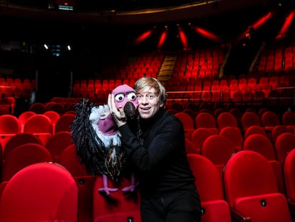 El mago y ventrílocuo Jaime Figueroa posa con uno de sus muñecos en la platea del Teatro Circo Price, el 16 de marzo.