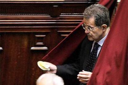 El líder de la coalición italiana de centroizquierda, Romano Prodi, deposita su voto durante la segunda vuelta para elegir al presidente de la República.