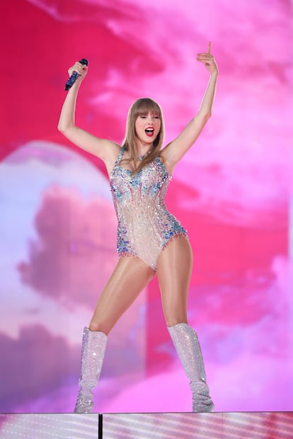 Taylor Swift en 'The Eras Tour'. La megaestrella lleva, desde marzo de 2023, ofreciendo una macrogira mundial que no solo le ha convertido en milmillonaria sino que, además, le ha permitido recordar las diferentes etapas de su carrera. La moda es un elemento primordial en la puesta en escena y Swift ha lucido diseños de firmas como Roberto Cavalli,

Zuhair Murad, Vivienne Westwood, Versace, Alberta Ferretti o Elie Saab, pero si hubiera uno que sintetizara todo lo que ha significado esta gira (la celebración de la amistad femenina, el empoderamiento de su estatus, la resignificación de los símbolos más afeminados como el rosa o lo brillante) probablemente sería el body de Versace cuajado de cristales de Swarovski iridiscentes.