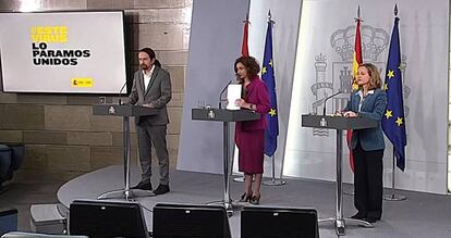 Captura de la señal institucional del Palacio de la Moncloa de la vicepresidenta de Asuntos Económicos y Transformación Digital, Nadia Calviño (d), la portavoz del gobierno y ministra de Hacienda, María Jesús Montero (c), y el vicepresidente segundo y ministro de Derechos Sociales y Agenda 2030, Pablo Iglesias, durante la rueda de prensa ofrecida en Madrid tras el Consejo de Ministros celebrado este martes. EFE/MONCLOA