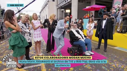 Algunos de los colaboradores de 'La familia de la tele' posan con vestidos emblemáticos de la historia de RTVE en Prado del Rey durante 'El gran desfile'.