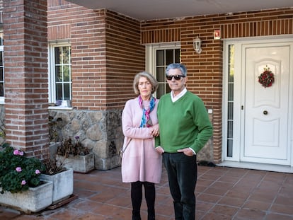 María junto a su esposo, Eladio Freijo, en la puerta de entrada a su domicilio, donde Felipe Turover ocupa sin pagar una habitación.