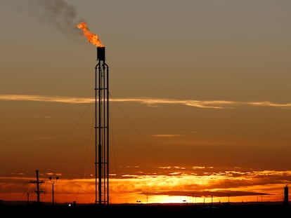 Una bengala quema el exceso de gas natural en la Cuenca Permian, en Texas (EE UU), en una imagen de archivo.