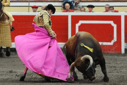 Sebastián Castella en su primer toro de la tarde.