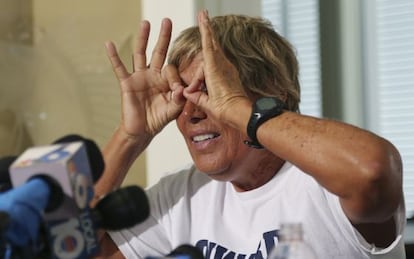 La nadadora Diana Nyad gesticula durante su aparición ante los medios