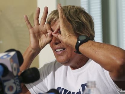 La nadadora Diana Nyad gesticula durante su aparici&oacute;n ante los medios