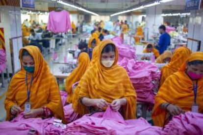 El 90% de los trabajadores textiles son mujeres. En la imagen, empleadas de una fábrica de Bangladés.