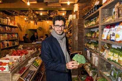 El punto de inflexión. David Bez, en una de las tiendas del barrio londinense de Hackney donde compra los productos con los que prepara sus ensaladas.