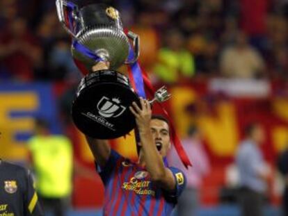 Pedro alza el trofeo de la Copa en el Calder&oacute;n.