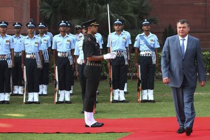 El ministro de Defensa ruso, Anatoli Serdiukov, pasa revista a la guardia de honor en Nueva Delhi (India), el pasado octubre.