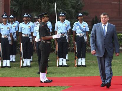 El ministro de Defensa ruso, Anatoli Serdiukov, pasa revista a la guardia de honor en Nueva Delhi (India), el pasado octubre.