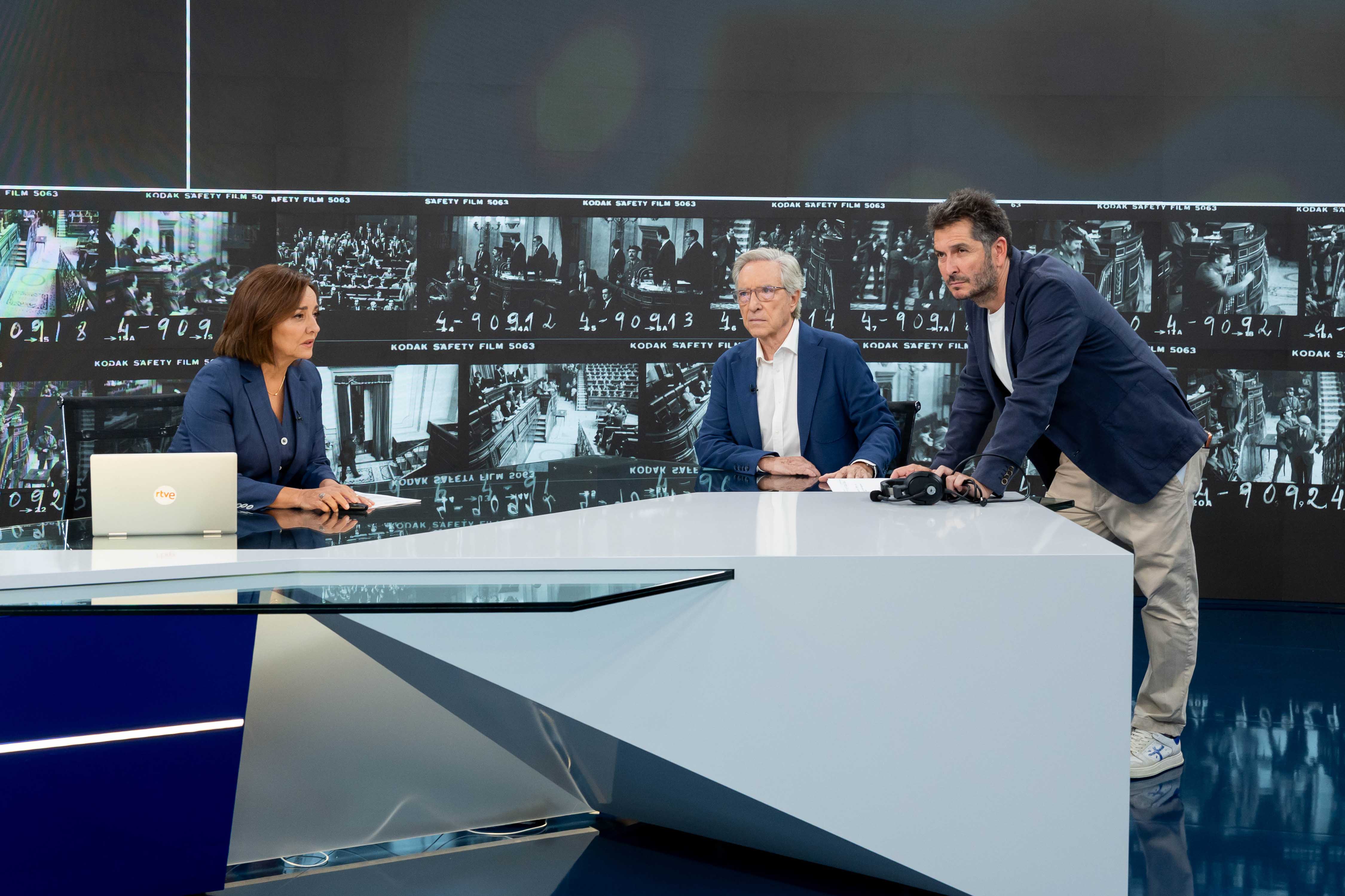 Pepa Bueno, Iñaki Gabilondo y Carlos del Amor, durante la grabación de 'El Telediario de nuestras vidas'.